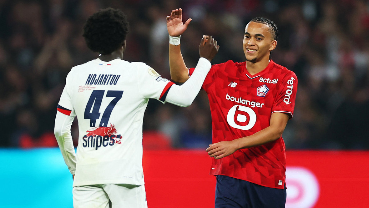    Полузащитник «Лилля» Этан Мбаппе (справа) после ничьей с «ПСЖ». Reuters