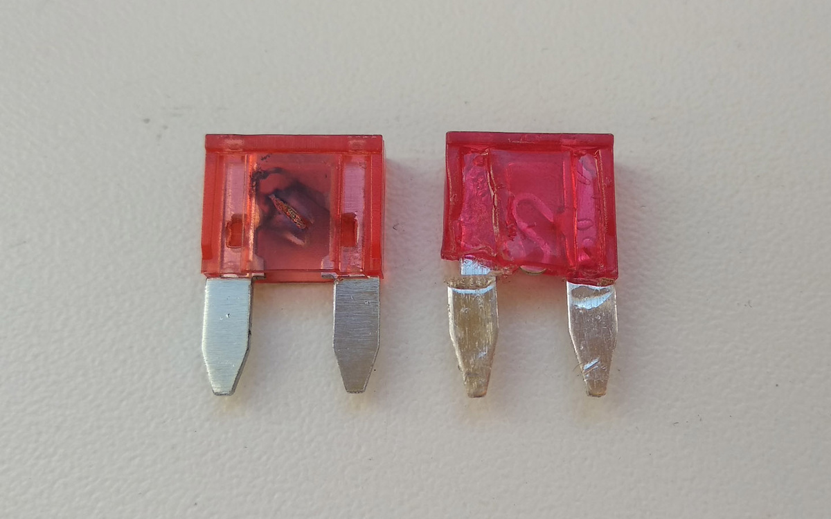 Dytis / drive2.ru📷При форс-мажорных обстоятельствах предохранитель не перегорает, как задумано (слева), а просто плавится снаружи (справа). При этом цепь не рвется, и проводка продолжает опасно нагреваться.