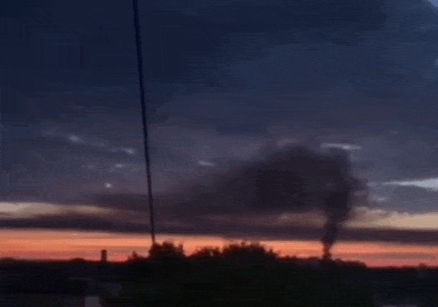    Применение Х-101 с кассетной боевой частью по промышленной зоне Черновцов в июле 2025 года. Видео: "Осведомитель"