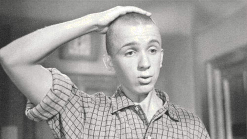 Знаменитым стал, благодаря роли Саши в х/ф "Я шагаю по Москве"