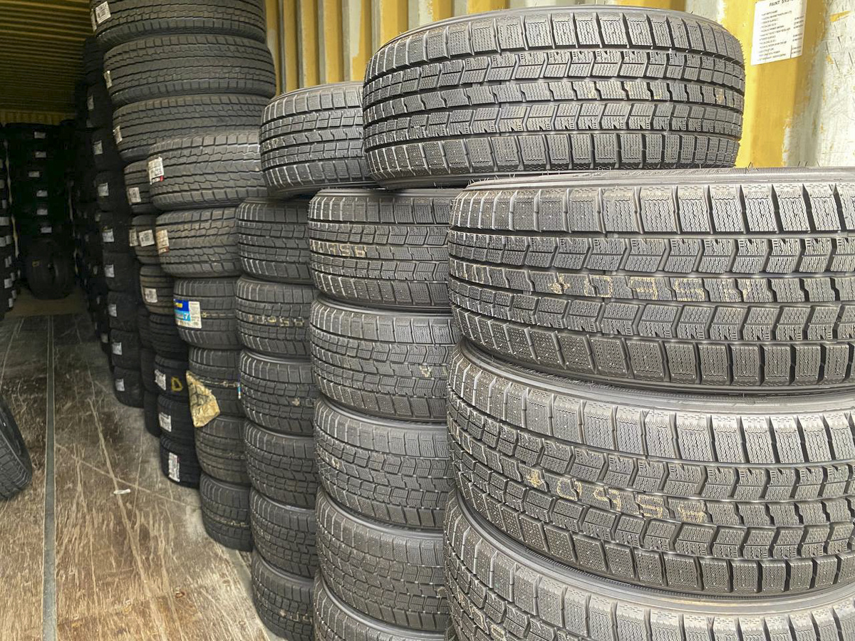 Водителям напомнили сроки обязательной сезонной замены шин.  Фото: Фото: ФедералПресс / Анастасия Полетаева