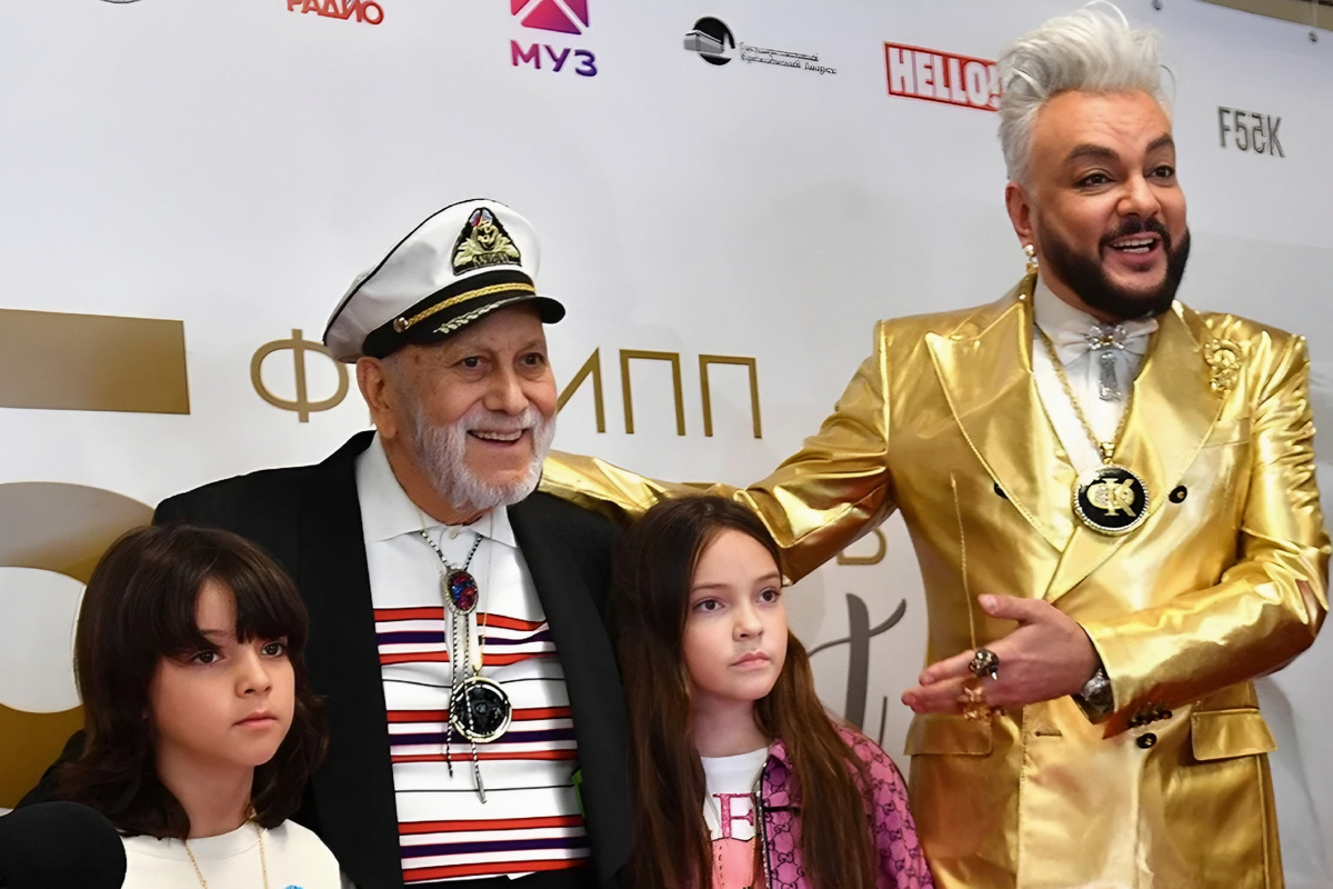 Филипп Киркоров с отцом Бедросом и детьми. Фото: Иван Макеев