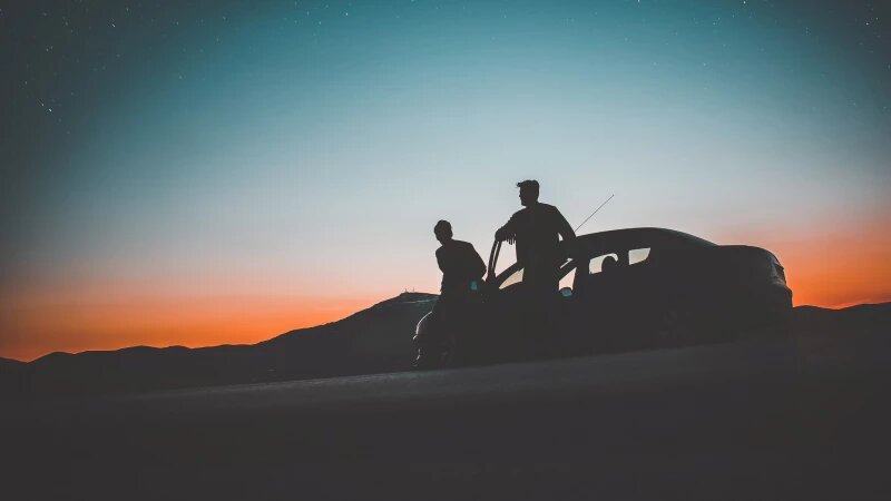     Друзья, автомобиль и закат. СС0