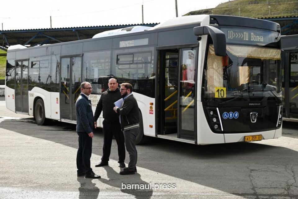    Рейд по проверке автобусов. Источник: Barnaul.press