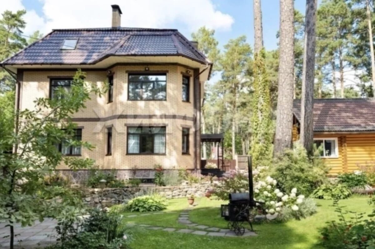    За 150 млн рублей продают коттедж с бильярдной в Новосибирске