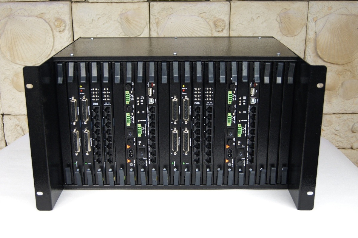 На фото две платы РТК.53.14, установлены в 9-м и 18-м местах корпуса, слева направо.