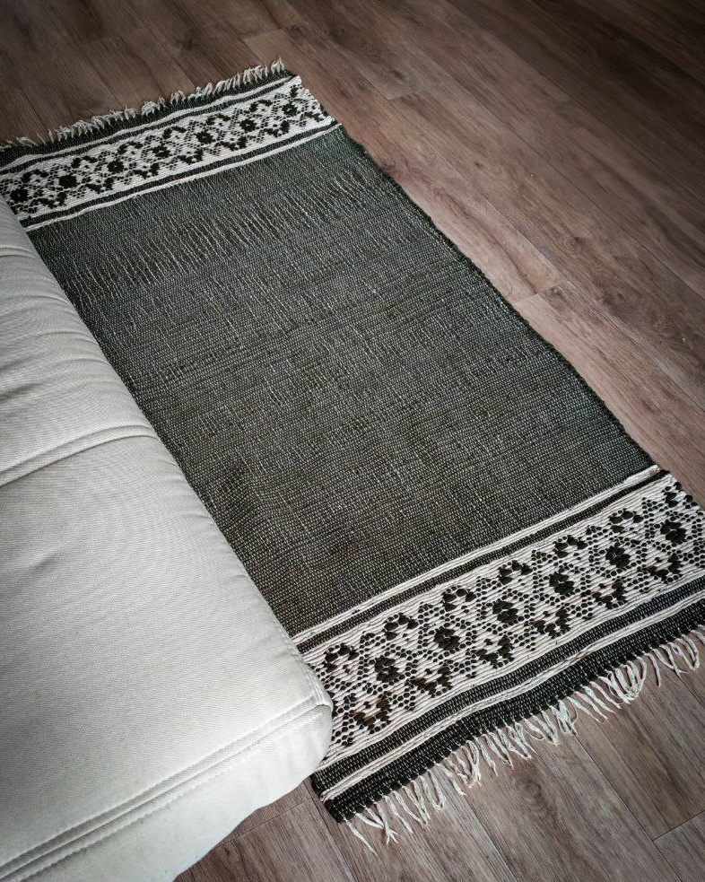 Половики, благодаря своей простоте и универсальности, из дачного, деревенского, с нотками ностальгии, предмета быта все чаще становятся обитателями городских квартир с их современными интерьерами.

И даже в рукоделии есть такое, что слово "дизайнер"  заменяет слова "ткач", "ремесленник", "мастер". 

В моей голове это пока что сложно совместить. 
Мне кажется, что все попытки "осовременить" домотканый половик, как то по новому представить, превращают его в "коврик", коих великое множество на маркет плэйсах. 
Но и бесконечно долго оставаться в воспоминаниях о "бабушкином" уюте тоже нельзя - жизнь она здесь и сейчас. 

Так появился этот эксперимент. 
Создание "карточки товара" - такой, чтобы подчеркнуть актуальность, современность половика, сохраняя ощущение теплоты и уюта, причастности к традициям. 
 