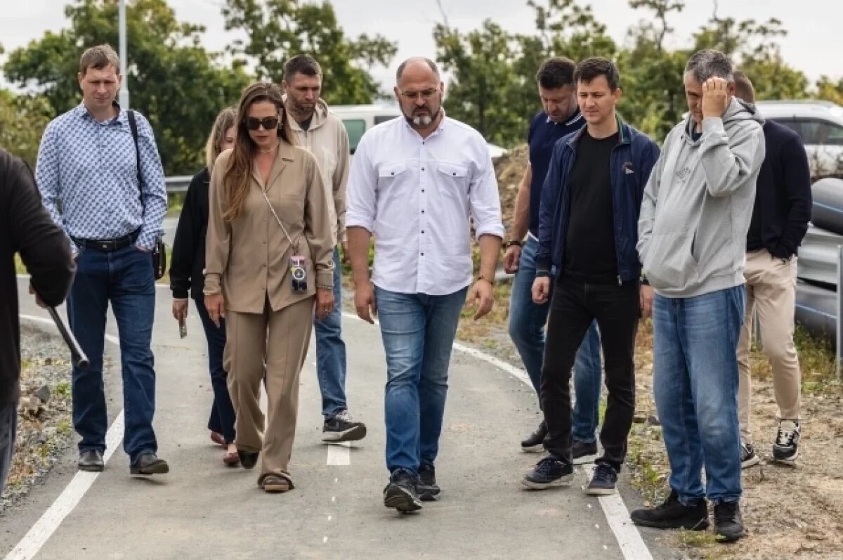    Мэр Владивостока проверил асфальтирование велодорожки на острове Русский