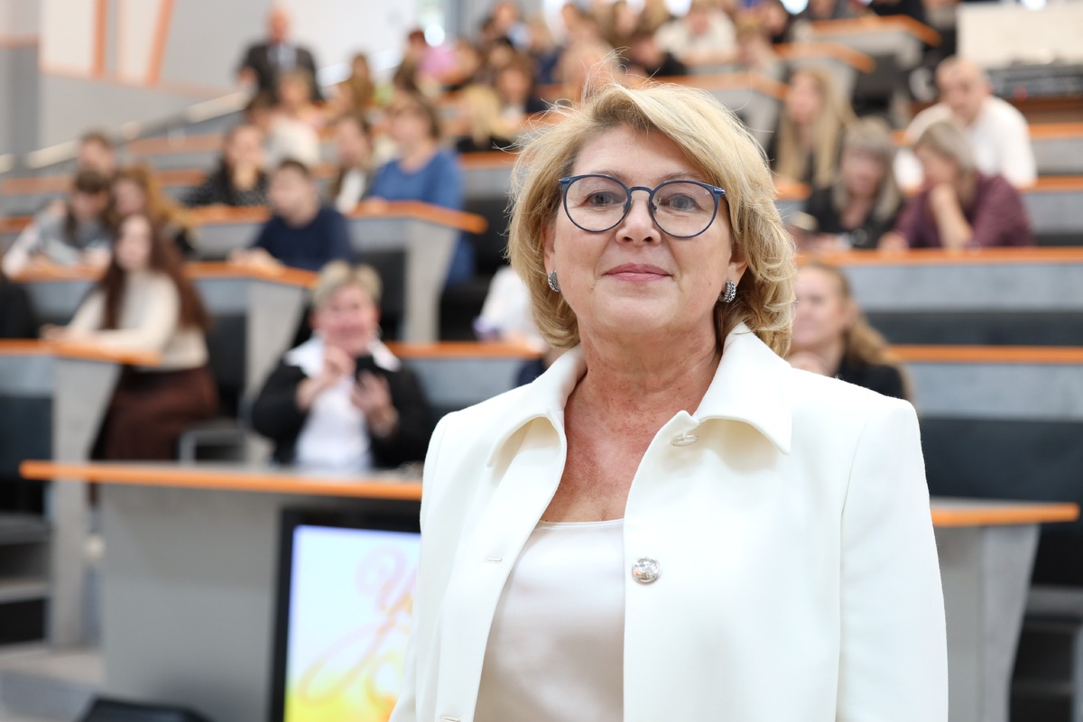 Директор ИПО И.В.Шимлина открывает торжество