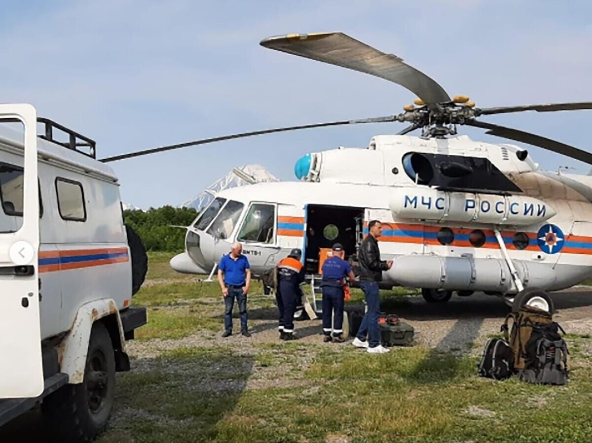    Сотрудники спасательной службы МЧС РФ, доставленные на вертолёте Ми-8МТВ-1 на поиски самолета Ан-26,© МЧС РФ