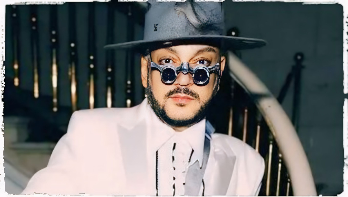 За блеском софитов и эпатажными нарядами скрывается человек, для которого память о предках - не пустой звук.