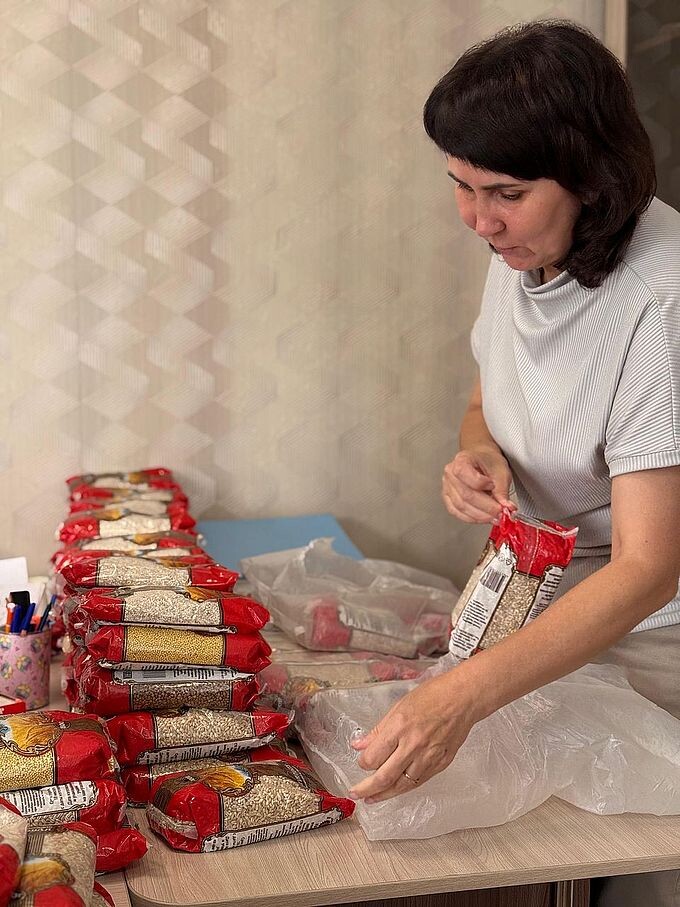 Заречнева Лариса Павловна сортирует продукты питания