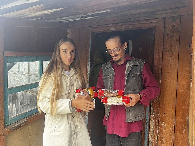 Лёдова Валентина Николаевна вручила продукты питания мужчине