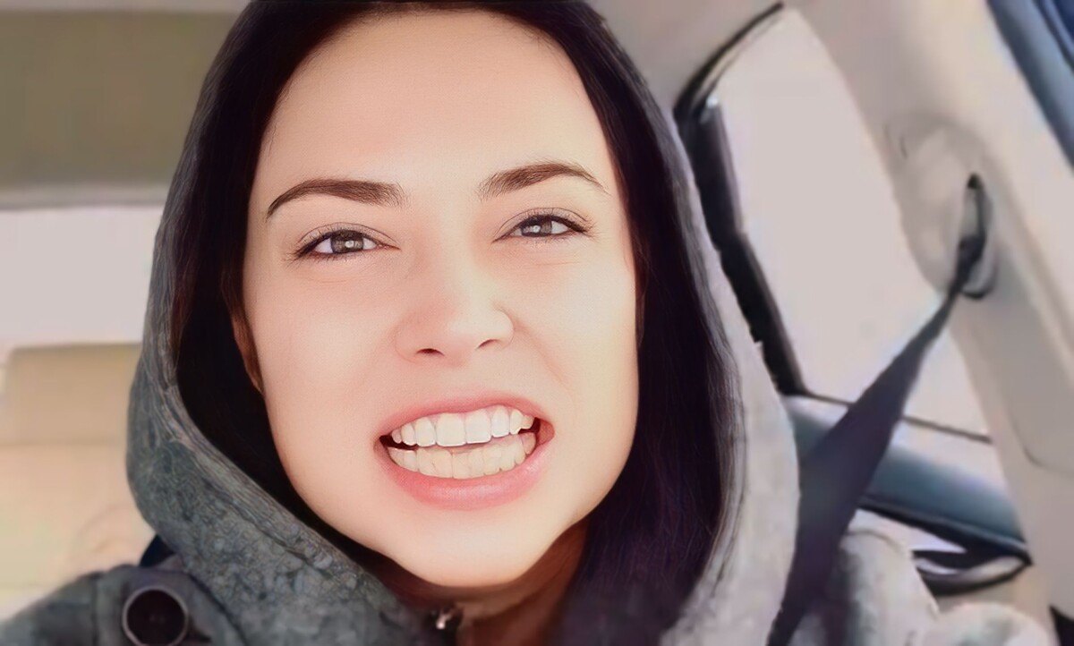 Это не игра на камеру. Это лицо артиста, который понял, что его только что использовали.