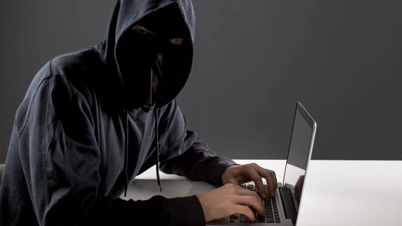     Мошенник с ноутбуком. Фото: ru.freepik.com, автор freepik.