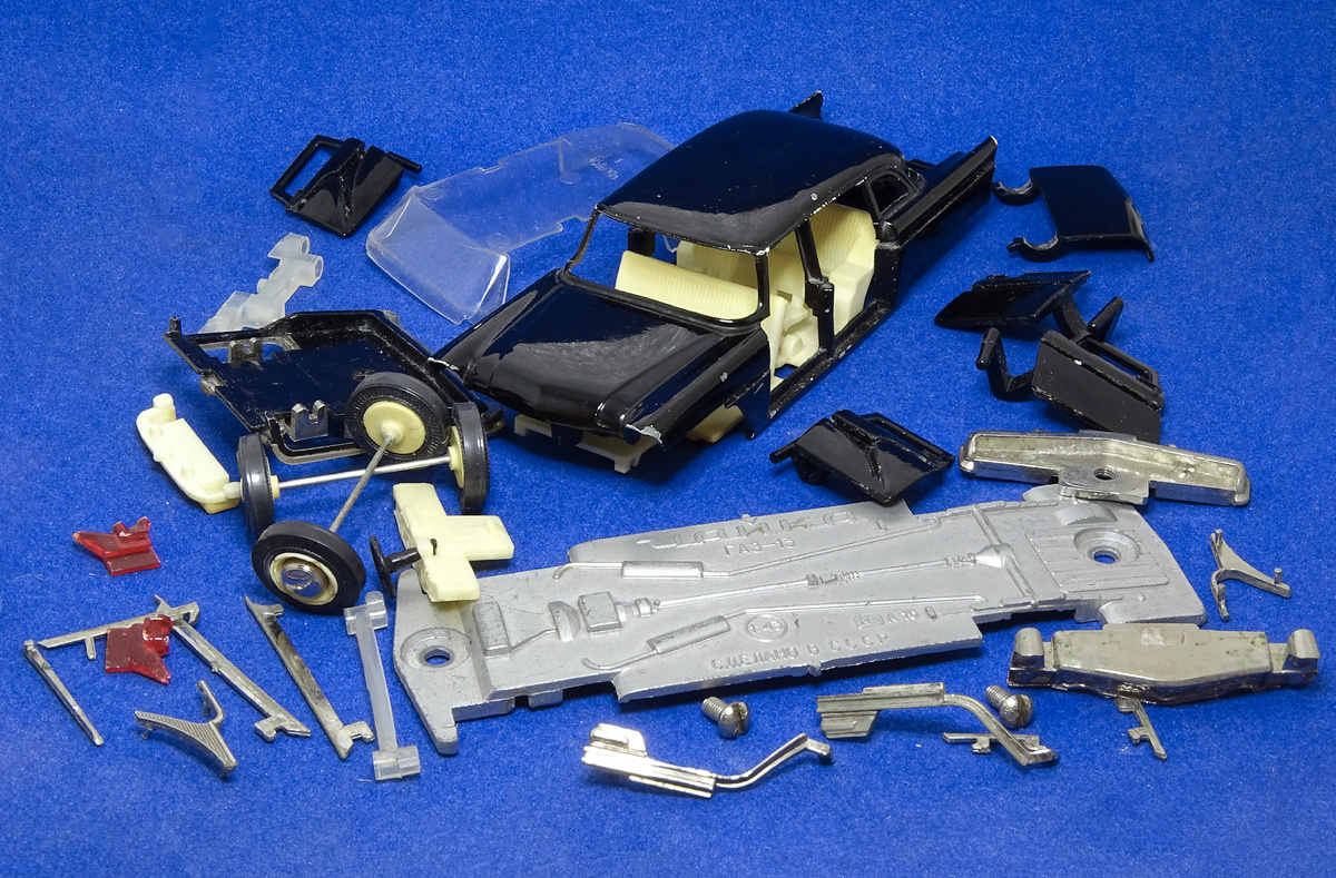 Рис. 2. Саратовская модель автомобиля ГАЗ-13 «Чайка» (А15) в разобранном виде