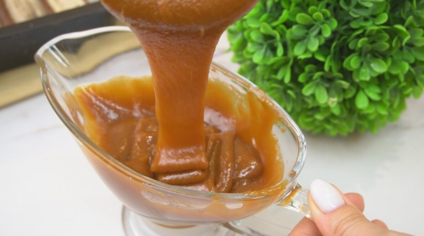 Устали от блинов со сметаной? Рецепт этого соуса превратит завтрак в праздник. Настолько прост, что его освоит даже новичок в кулинарии..