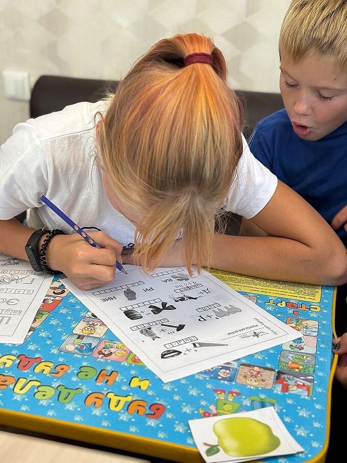 Девочка разгадывает ребусы