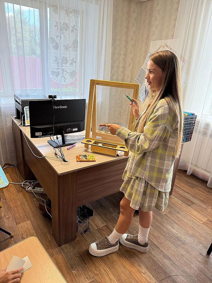 Лёдова Валентина Николаевна демонстрирует прозрачный мольберт