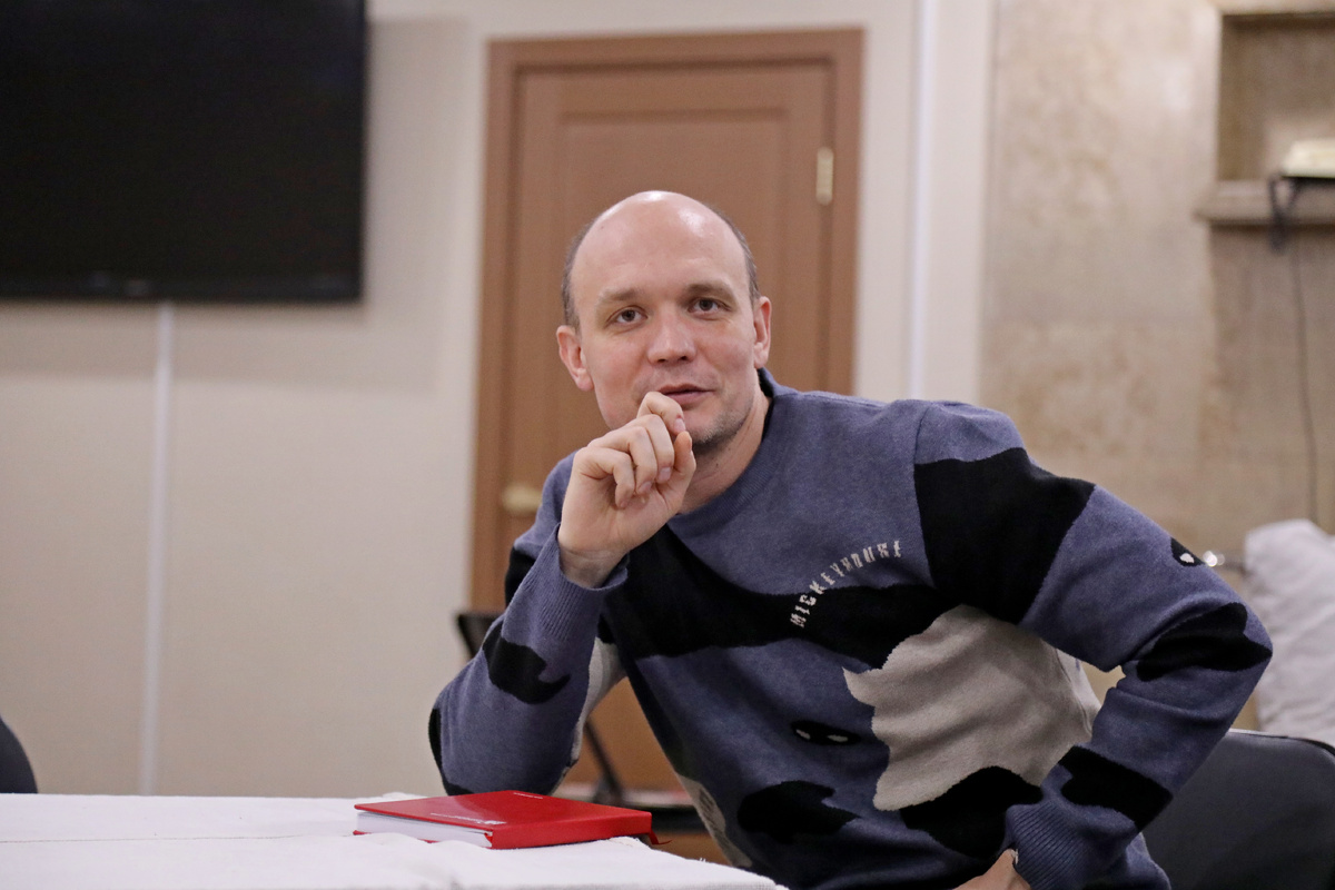 Алексей Логачев на репетиции спектакля "С вечера до полудня". 2025 г. Фото автора.