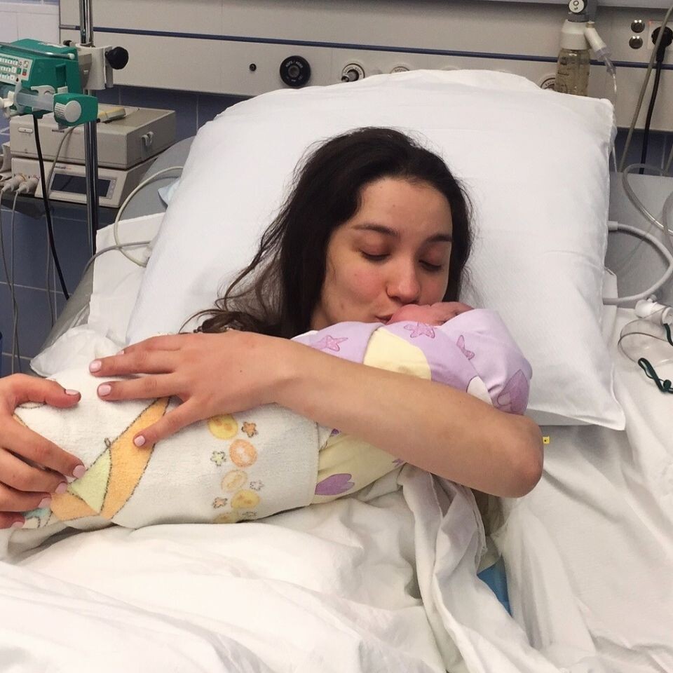    Виктория Дайнеко с дочерью. Источник: @victoriadaineko*