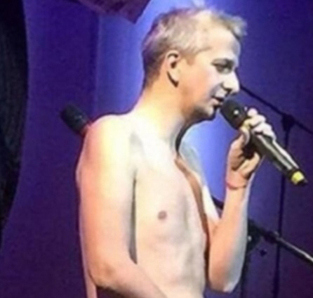 Фрагмент со сцены театра. Это пикантное фото обрезано... Не трудно догадаться, что ниже. Он на сцене голый