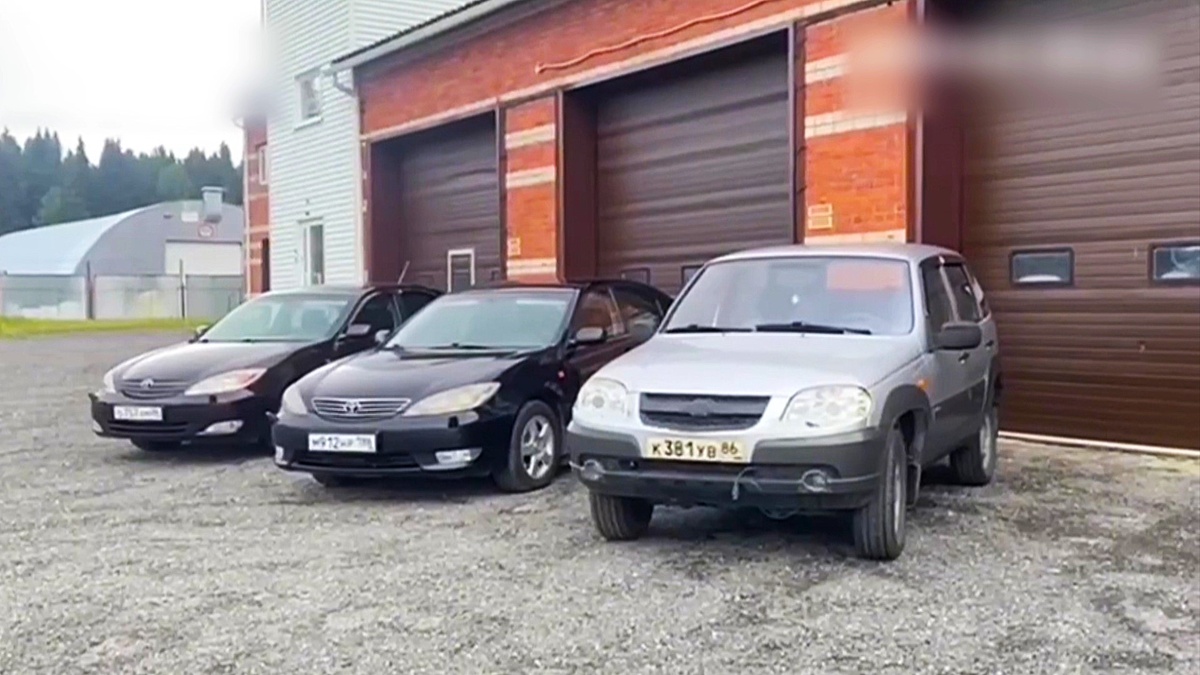    Сотрудники налоговой в Югре передали машины на передовую