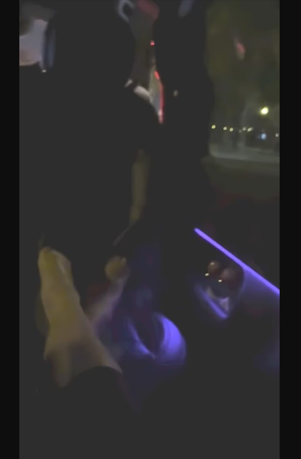 В расслабленной позе королевы она проехала мимо места, где не стало ее свекрови и не забыла поделиться размытыми кадрами