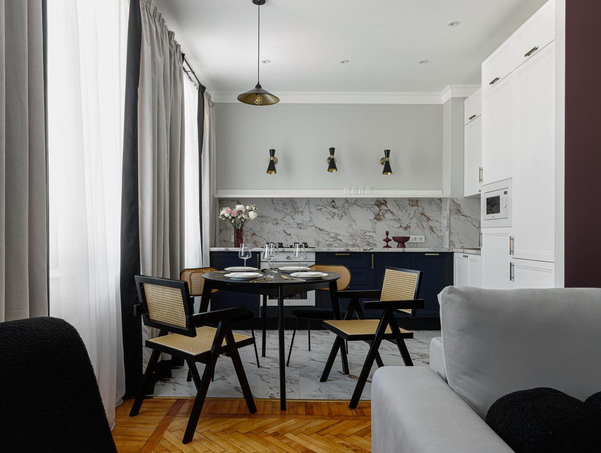 Вот так выглядит L-образная кухня в готовом проекте. Это интерьер Yuloo Studio на Васильевсокм острове в Санкт-Петербурге