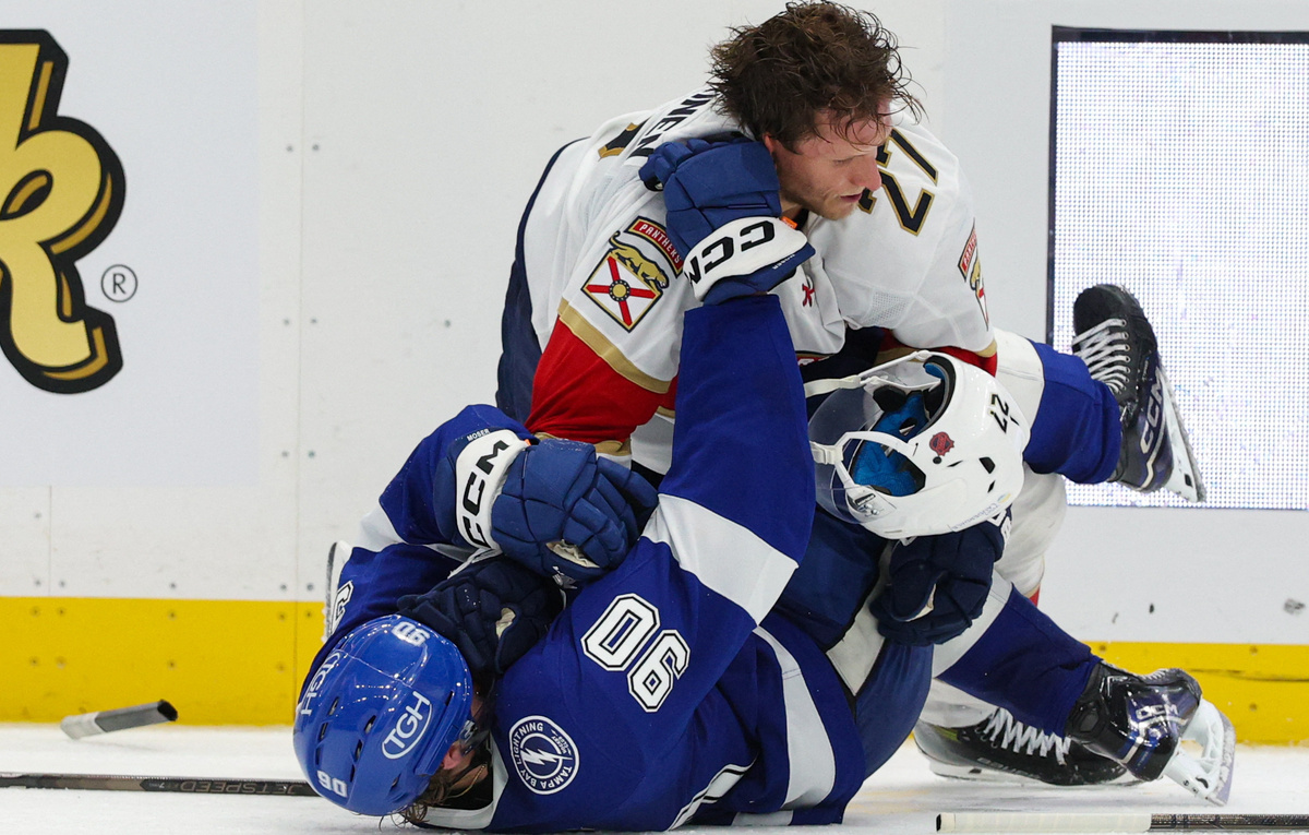    Ээту Луостаринен ("Флорида") и Янис Мозер ("Тампа")  IMAGN IMAGES via Reuters Connect