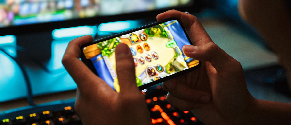 В 2026 году мобильная реклама перестанет быть просто каналом продвижения. Она станет центром коммуникации, где данные, персонализация и интерактивность сольются воедино, формируя новый ландшафт для взаимодействия с потребителем. Давайте рассмотрим пять ключевых трендов, которые уже сейчас формируют будущее мобильного маркетинга, подкрепляя это цифрами и прогнозами.