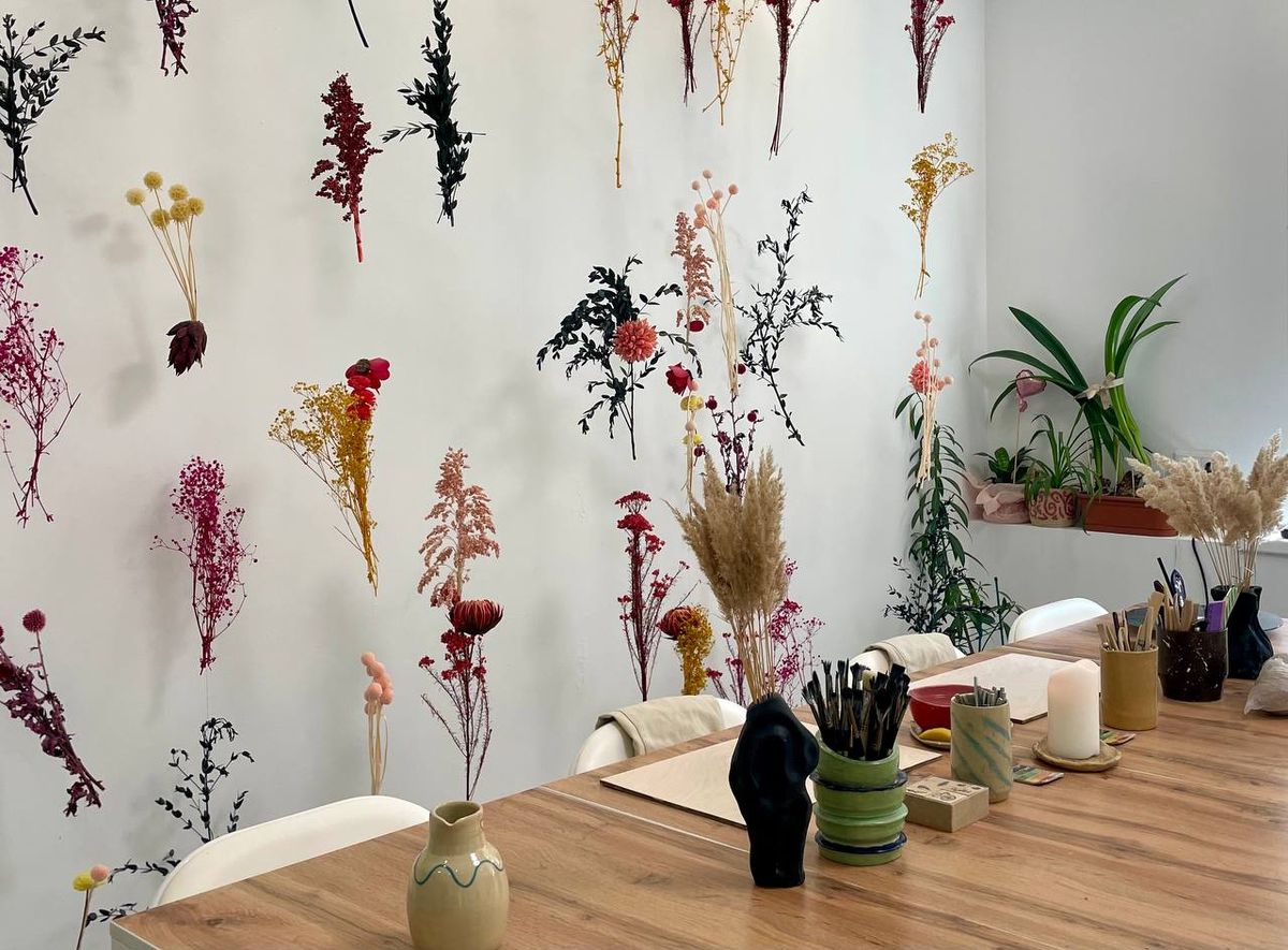 Находится недалеко от центра на ул. Кузнечная, 91