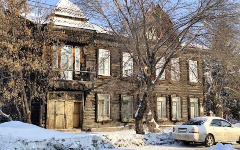    Здание бывшей поликлиники на улице Анатолия, 104