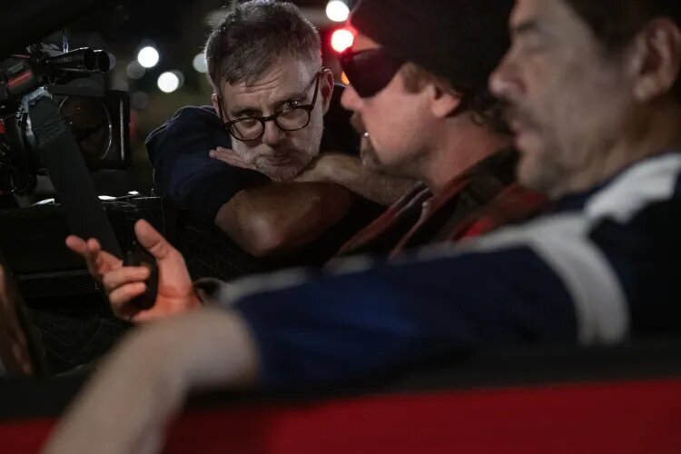 Слева направо: режиссёр Пол Томас Андерсон и актёры Леонардо Ди Каприо и Бенисио Дель Торо на съёмочной площадке фильма «Одна битва за другой», выпущенного компанией Warner Bros. Pictures Ме