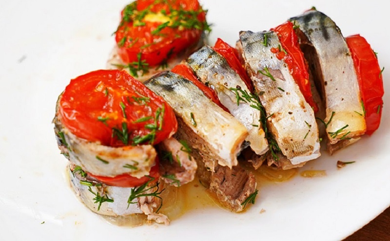 Скумбрия по-дворянски: секрет сочной рыбы из духовки