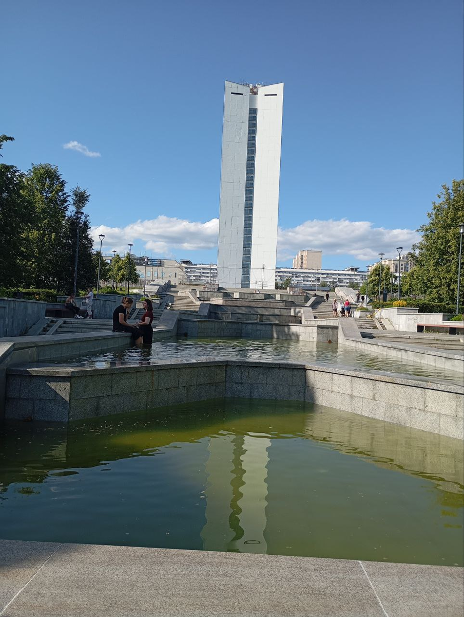 Найдете на фото дом-флейту? Он вдалеке...