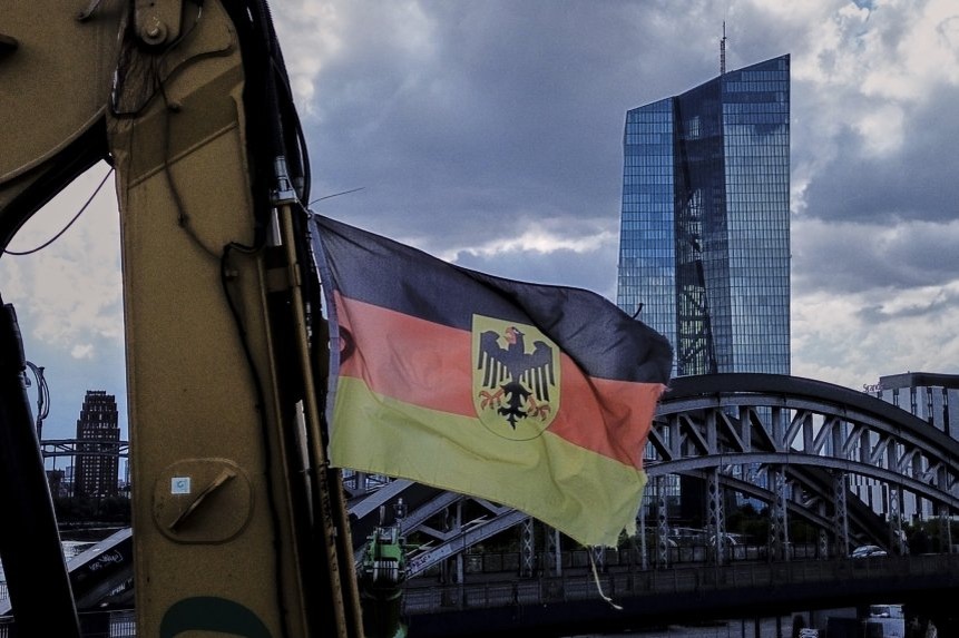 Флаг Германии и здание Европейского центрального банка. АP/TASS