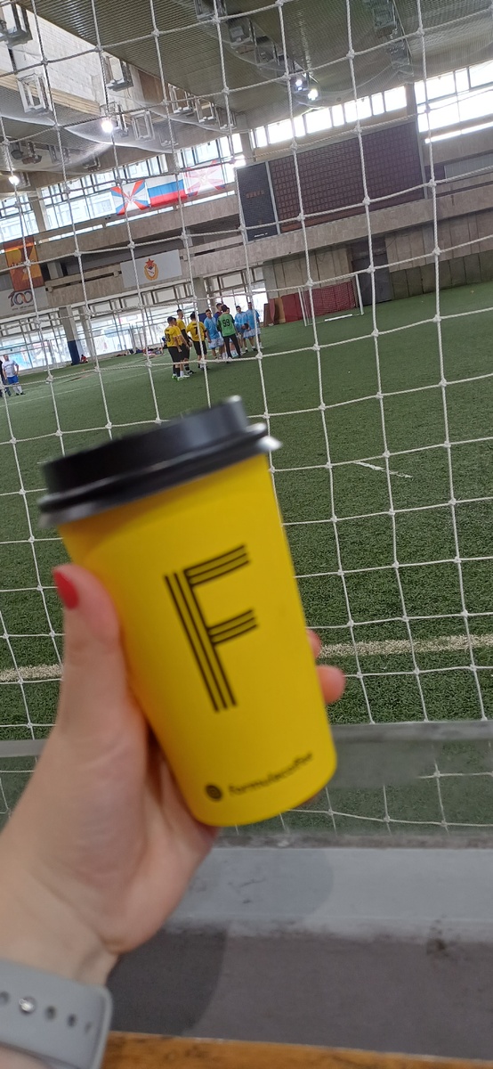 КофИЙ дома не успела выпить, совмещаю приятное с полезным: болею за своё любимое село и завтракаю