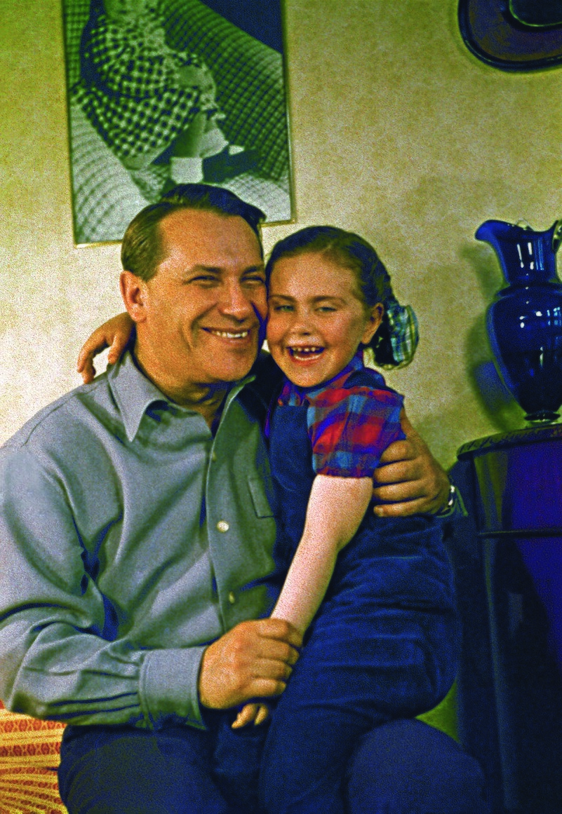 Артист Марк Бернес у себя дома с дочерью Наташей. 1957 год.