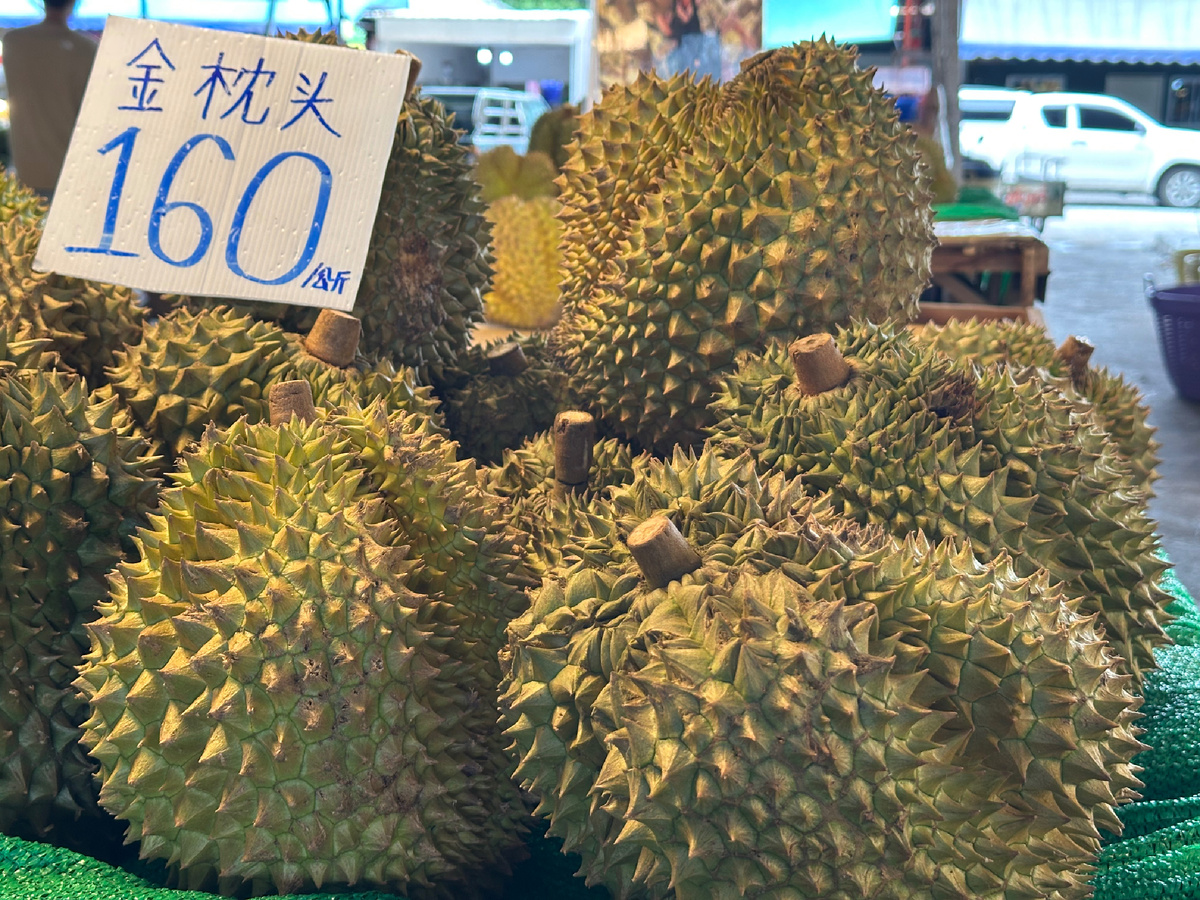Экзотический фрукт Дуриан на фруктовом рынке.