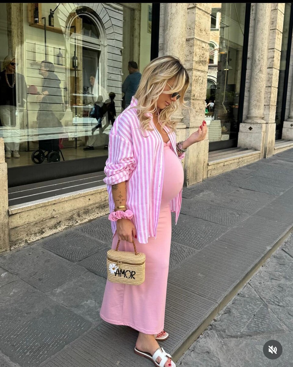 Красивая беременная женщина