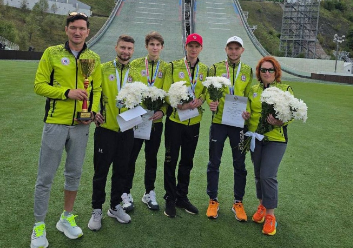    Команда серебряных медалистов с тренером Геннадием Чижовым и директором областного Центра спортивной подготовки Алиной Горшуновой