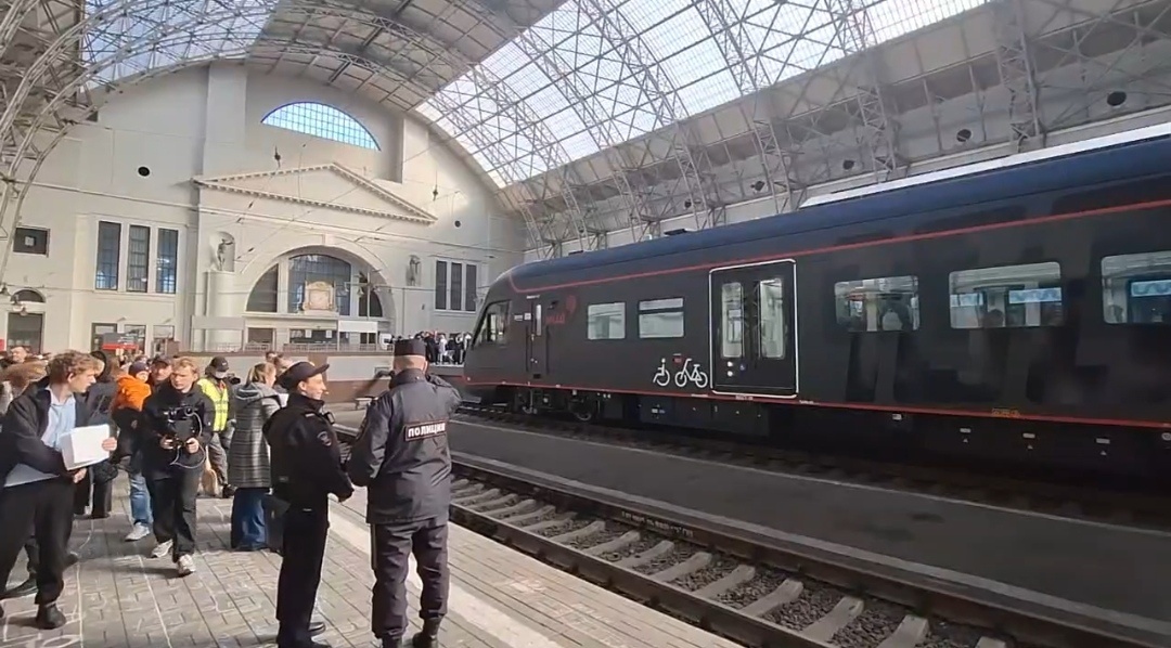 📷 1.1: «Чёрная Иволга 4.0» под арками Киевского вокзала — общий вид состава на выставочных путях.