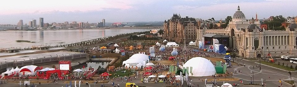 Парк Универсиады и его гости. https://upload.wikimedia.org/wikipedia/commons/thumb/9/92/Kazan-universiade-culturalpark-p.jpg/960px-Kazan-universiade-culturalpark-p.jpg