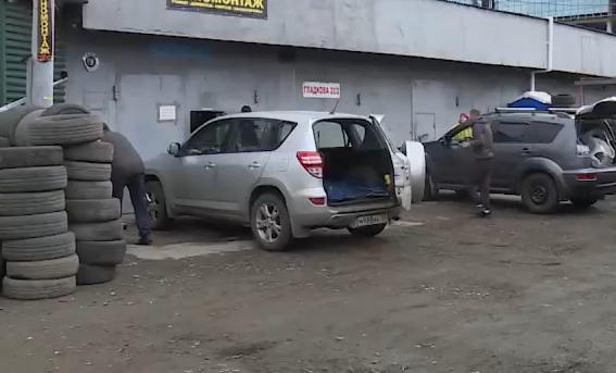     Красноярцы выстроились в очереди на шиномонтажках
