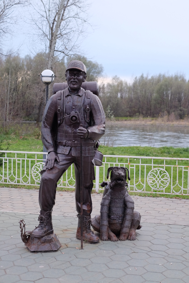 «Пилигрим» — композиция из листового железа и меди на Чуйском тракте при въезде в Республику Алтай, скульптурный памятник туристам, которые путешествуют по Горному Алтаю. Фото автора.