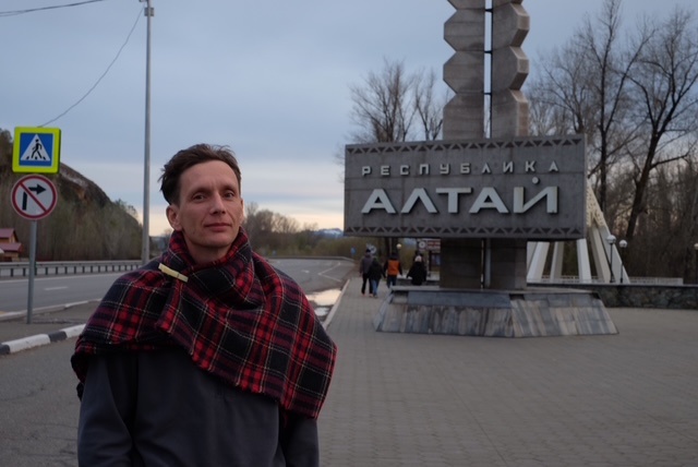 Александр с пикантной брошкой.