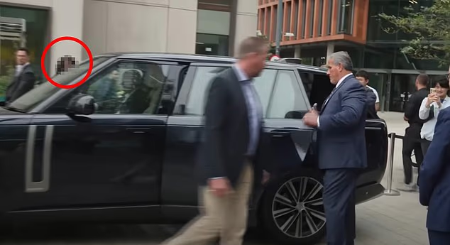 Сообщается, что преследовательница, зацикленная на принце Гарри (на фото - это женщина, обведенная кружком и стоящая позади автомобиля, в котором герцог Сассекский прибыл на церемонию вручения премии), дважды смогла приблизиться к принцу Шарри на расстояние нескольких шагов во время его недавнего визита в Великобританию.