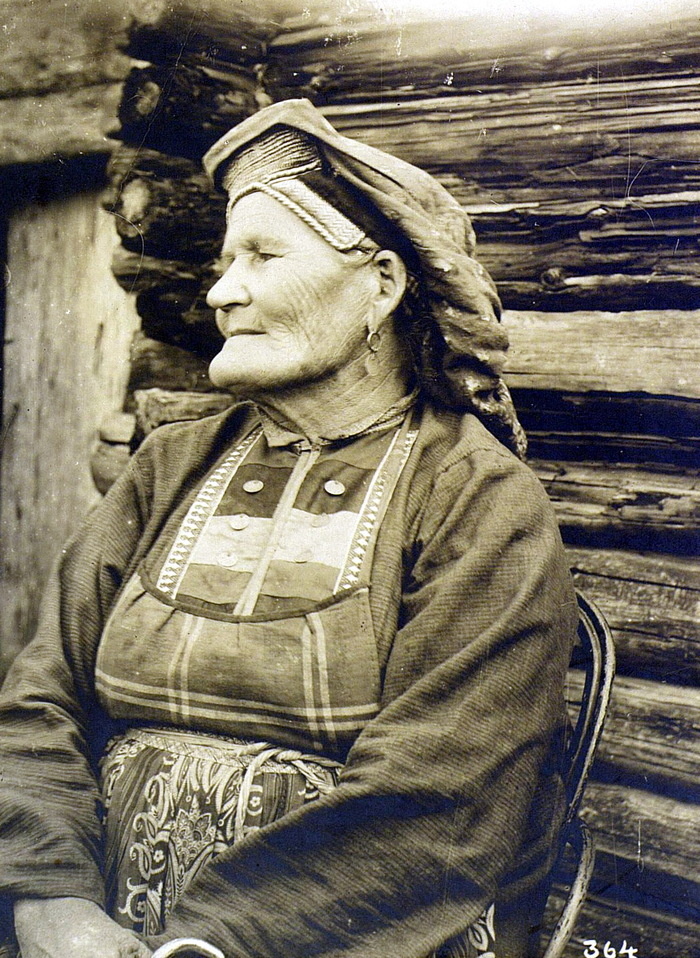 Нагайбачка в национальном костюме. Фото М. А. Круковского