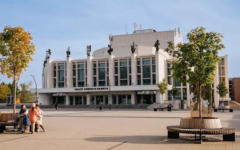    Скульптуры на крыше, акустические ямы и стена Цоя: интересные факты про театр оперы и балета в Ижевске